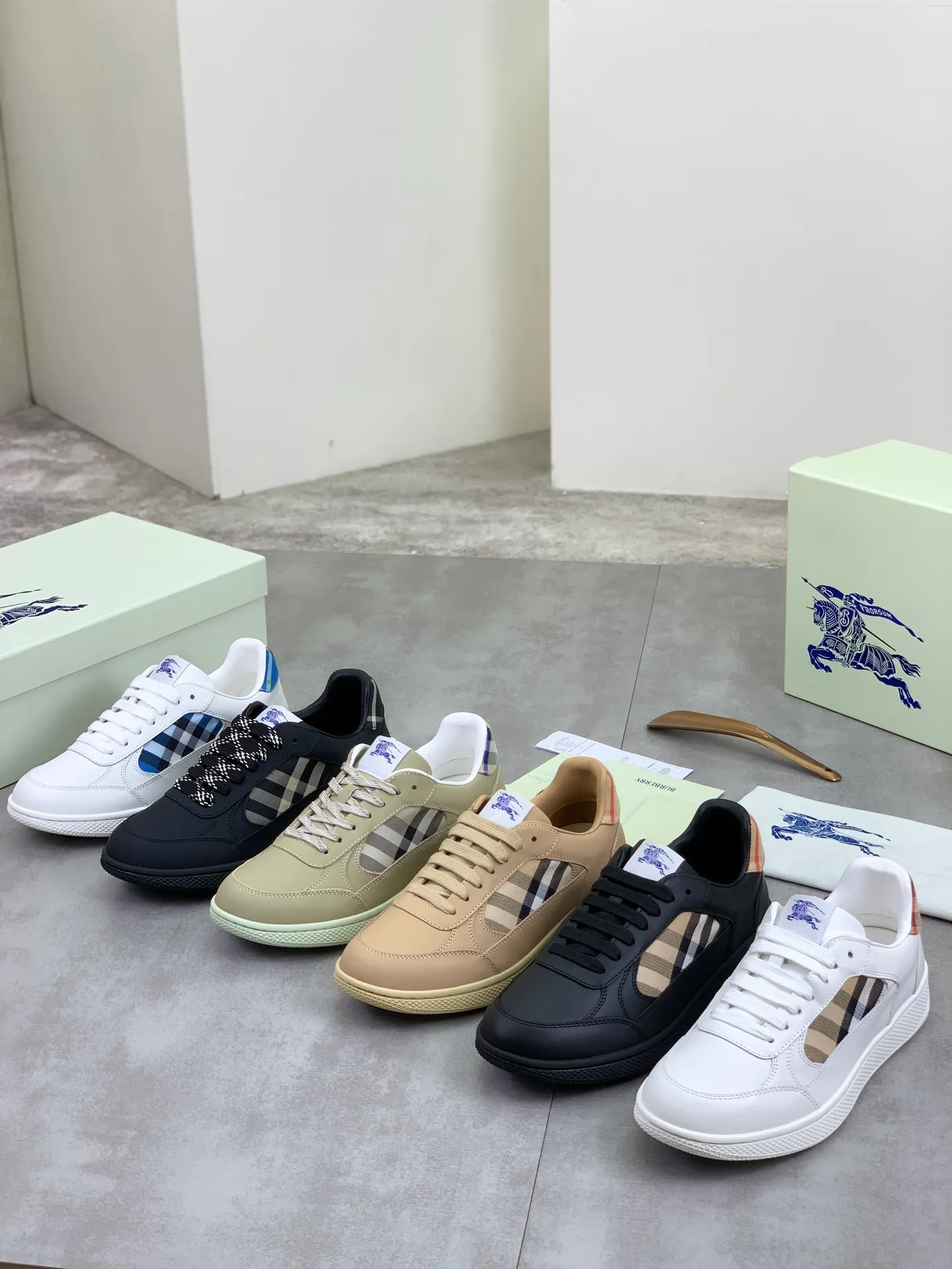 Factory price P640 [BURBERRY] Burberry - High-end quality original order - Upper: imported 🔝 original material - Inner lining: cowhide lining, feet; water-dyed cowhide - Outsole: ultra-light TPR rubber; two-color molded outsole - Super high quality control · Fine workmanship: highlighted (high-end, extravagance, grade) -Size: 39-45 (Male 38 46 can be customized) · Color: Multi-color optional